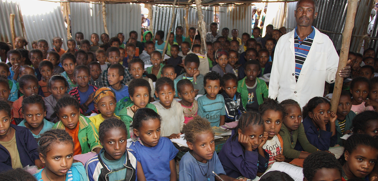 Lernen in einem überfülltenVerschlag: Mehr als 150 Kinder und Jugendliche sitzen eng an eng in den Bänken. Foto: Kläne